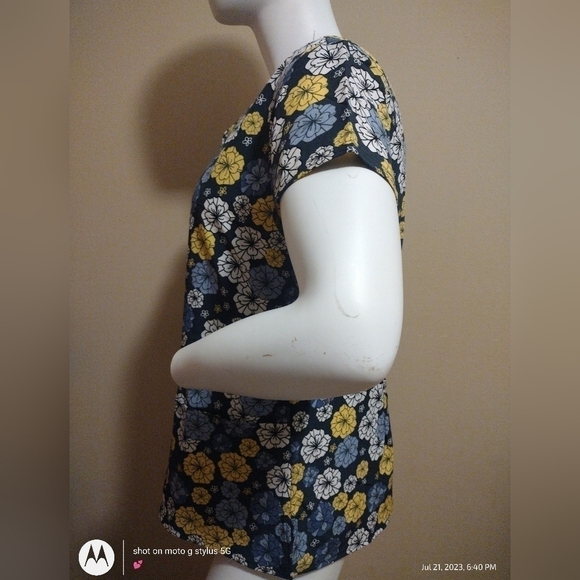 JDS Uniforms Blue Floral Nurse Top - Picture 4 of 6